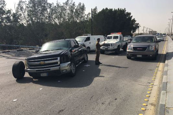 انحراف سيارة بسبب بقعة زيت - حادث