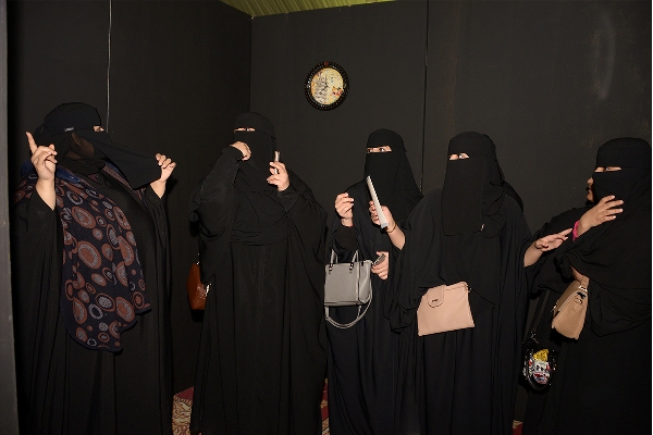 عائلة تحاول حل اللغز في غرفة الألغاز البرنامج الشبابي بالدمام - معرض فني