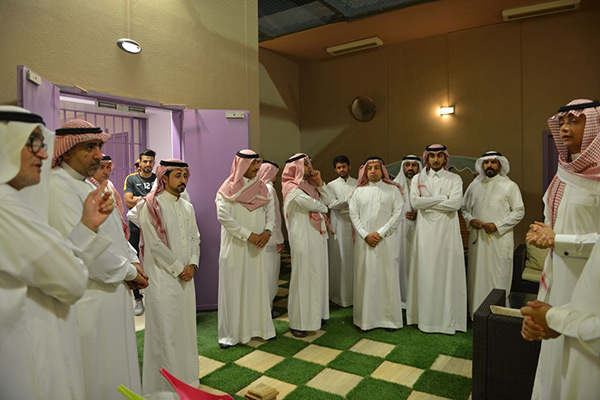 وفد اعلامي ورياضي في سجن المباحث بالدمام